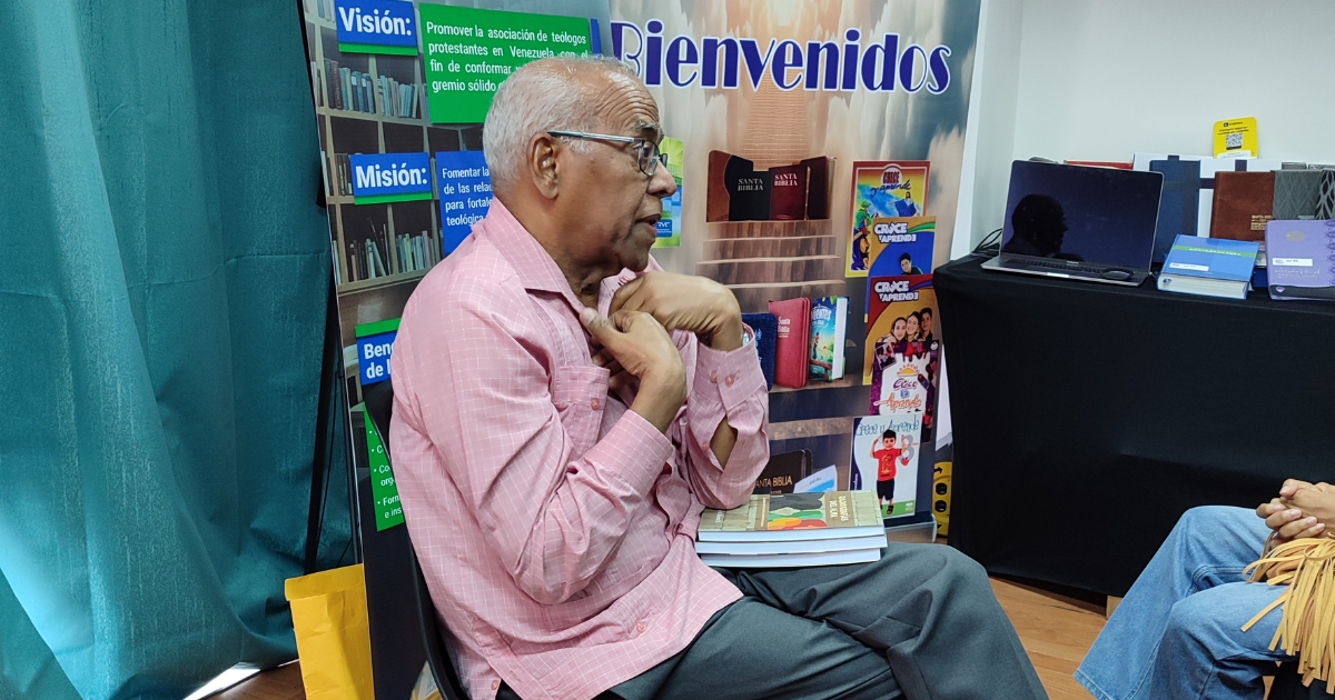 Néstor Blanco participa en primera Feria del Libro de ATEV con sus reflexiones sobre la oración y la intimidad con Dios