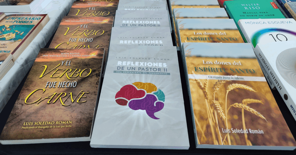 Escritor Luis Soledad Román reflexiona sobre teología y el rol del escritor en Feria del Libro de ATEV