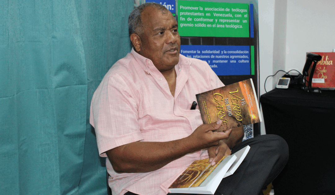 Escritor Luis Soledad Román reflexiona sobre teología y el rol del escritor en Feria del Libro de ATEV