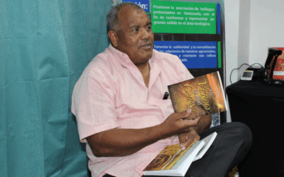 Escritor Luis Soledad Román reflexiona sobre teología y el rol del escritor en Feria del Libro de ATEV