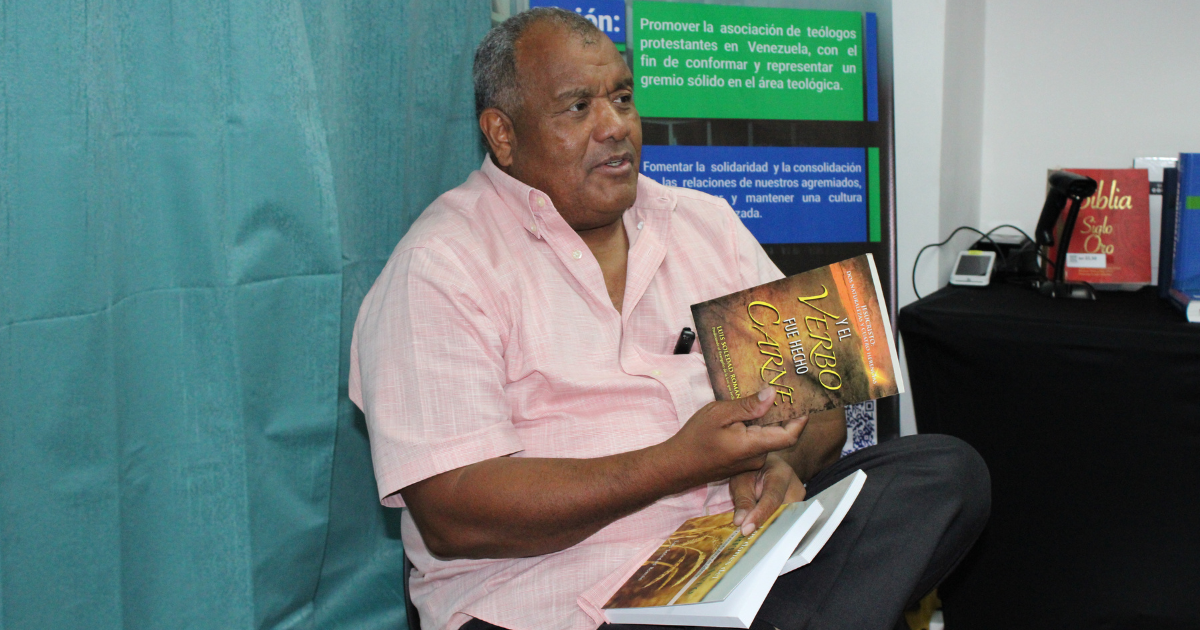 Escritor Luis Soledad Román reflexiona sobre teología y el rol del escritor en Feria del Libro de ATEV