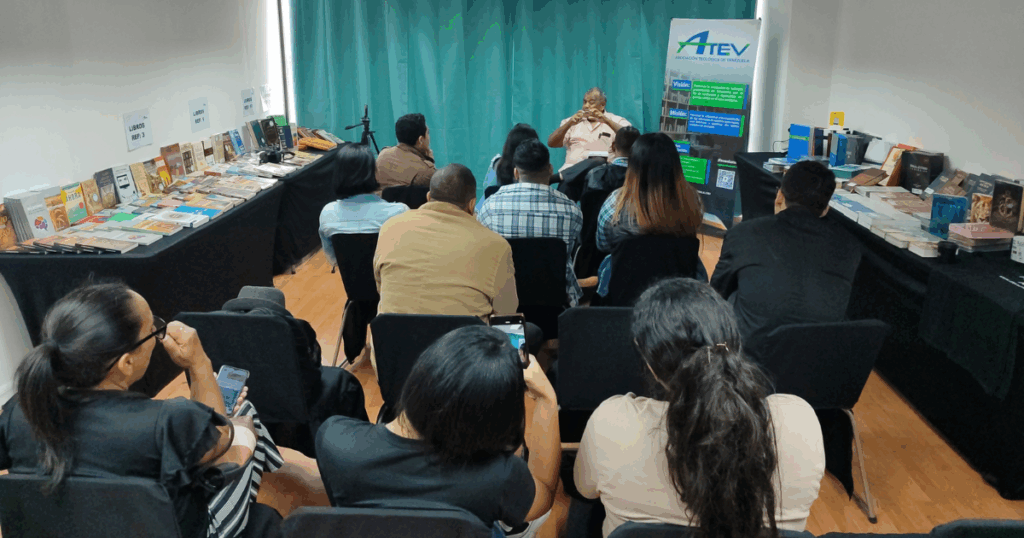 Escritor Luis Soledad Román reflexiona sobre teología y el rol del escritor en Feria del Libro de ATEV