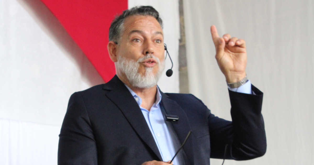 Maestro Williams Ríos aborda la "Cosmovisión Mágico-Religiosa" en Congreso de Hombres en la Iglesia Centro Cristiano de Restauración 'Vida Nueva'
